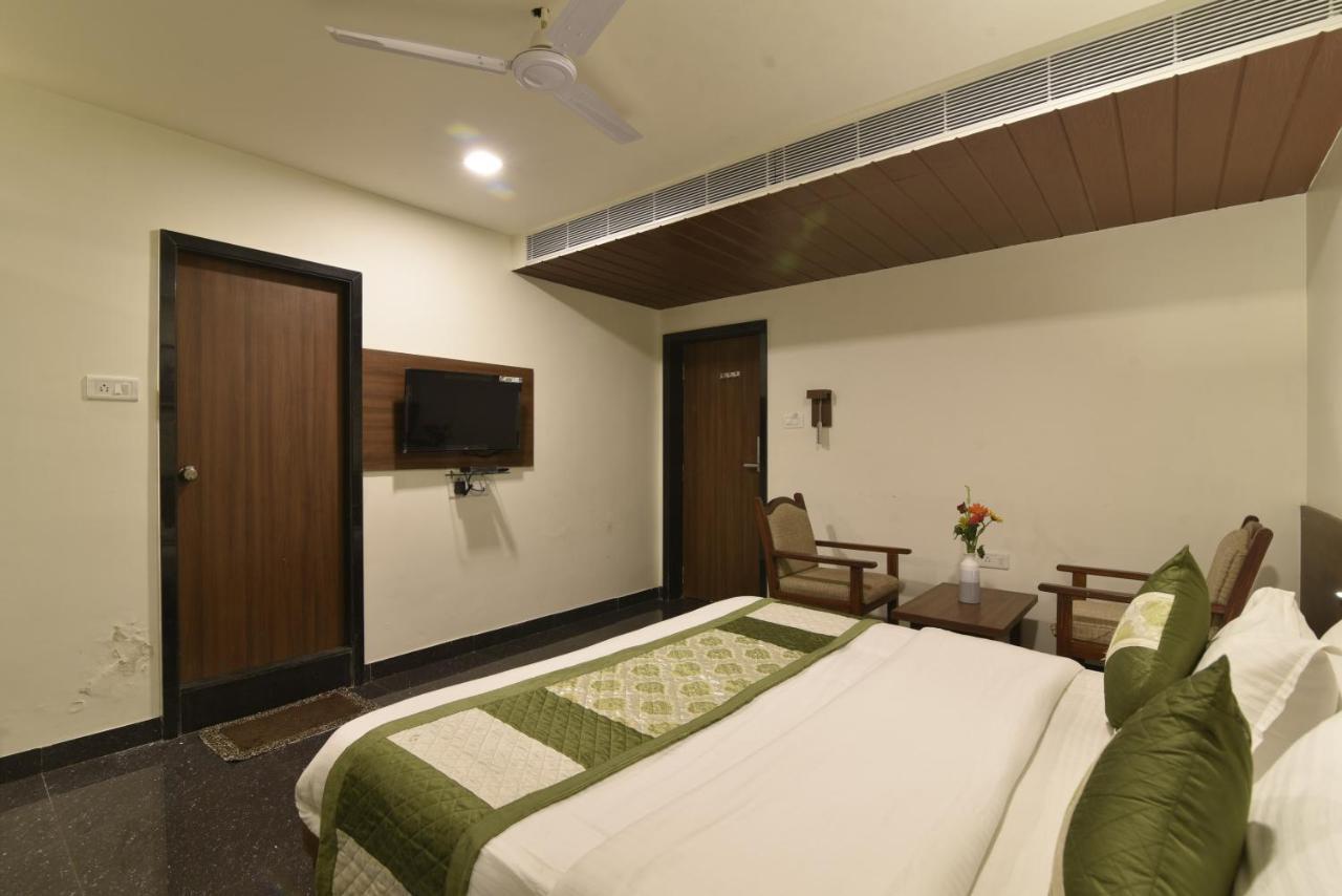 Hotel Clove Bijāpur Esterno foto